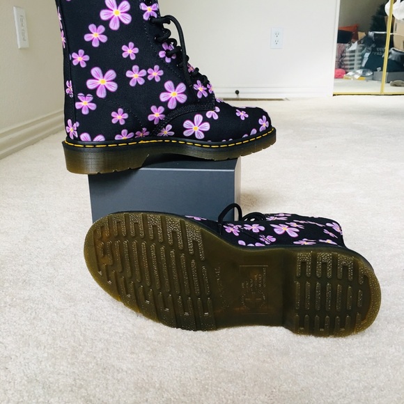 DR. MARTENS AIR WAIR BLACK MEADOW FLOWER BOOTS🌸 - Picture 5 of 8